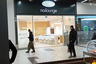 Policie v Hradci Králové hledá muže, který v obchodním centru běhal s nožem v ruce - Novinky